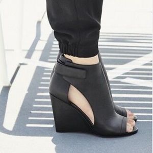 Vince Katia Pep Toe Ankle Strap Wedge Bootie size 8 black